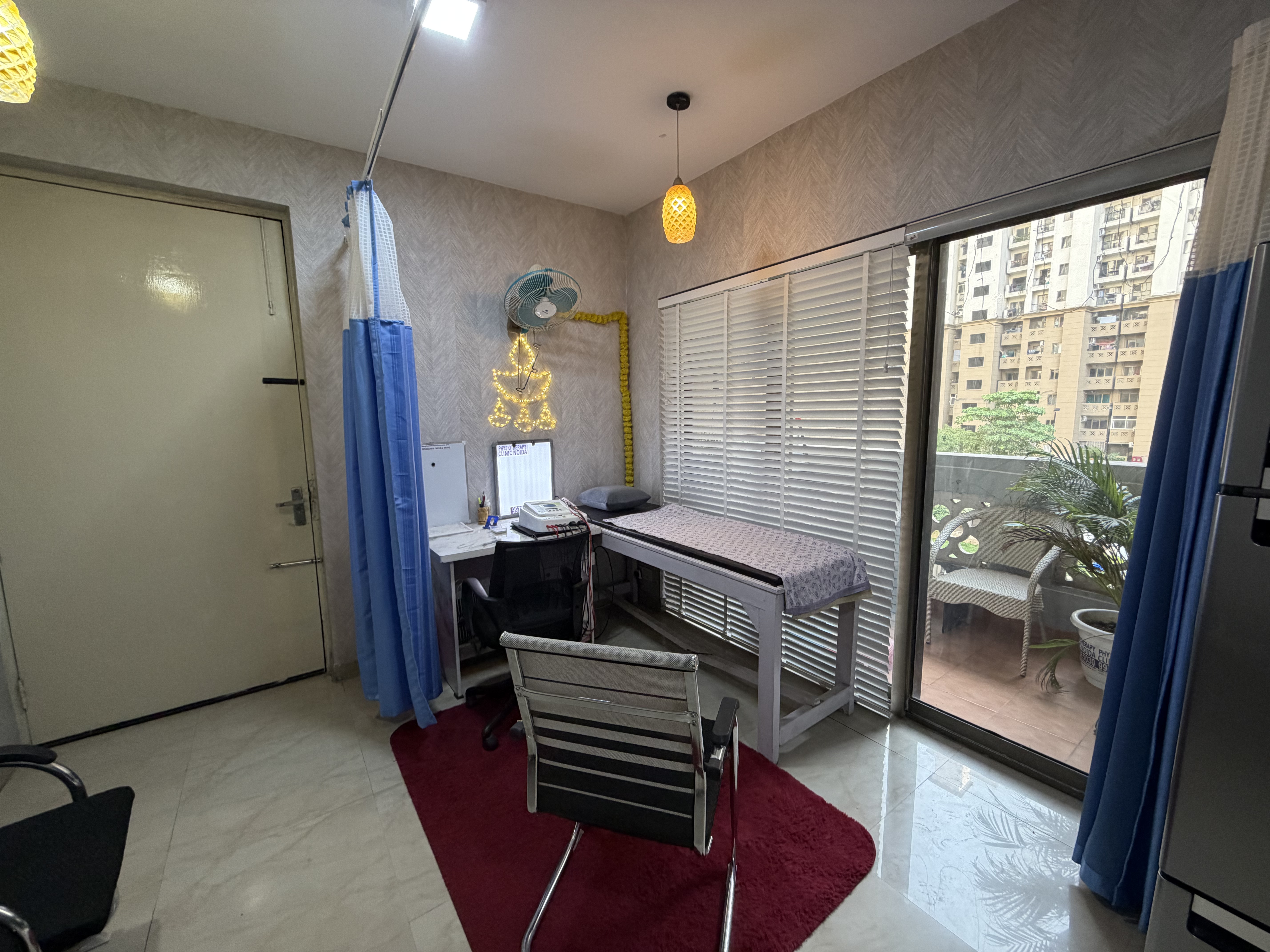 Advanced electrotherapy equipment in Noida physiotherapy clinic