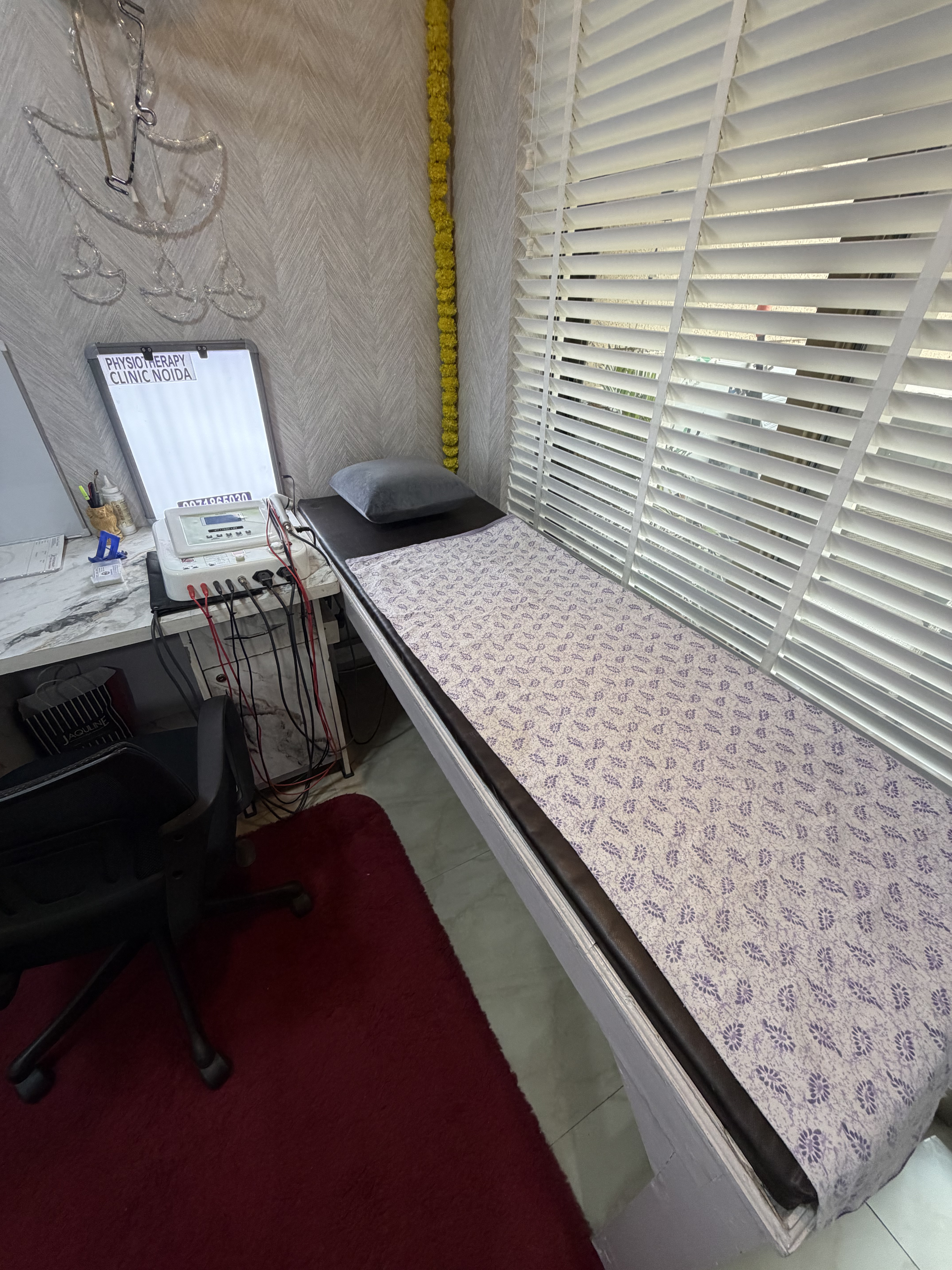 Physiotherapy treatment room at Dr. Anil Chauhan clinic Noida