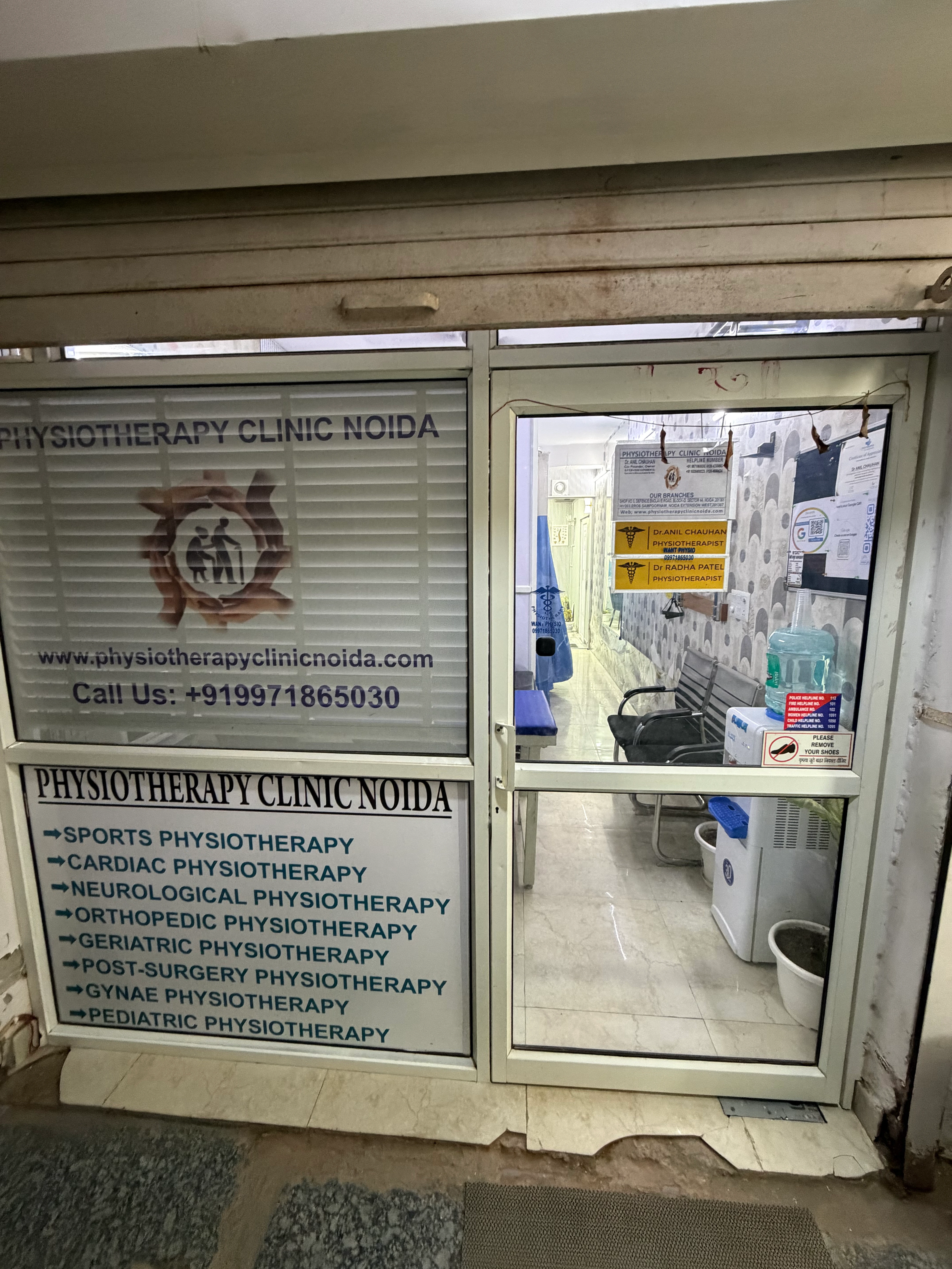 Joint mobilization session at Noida Sector 44 clinic