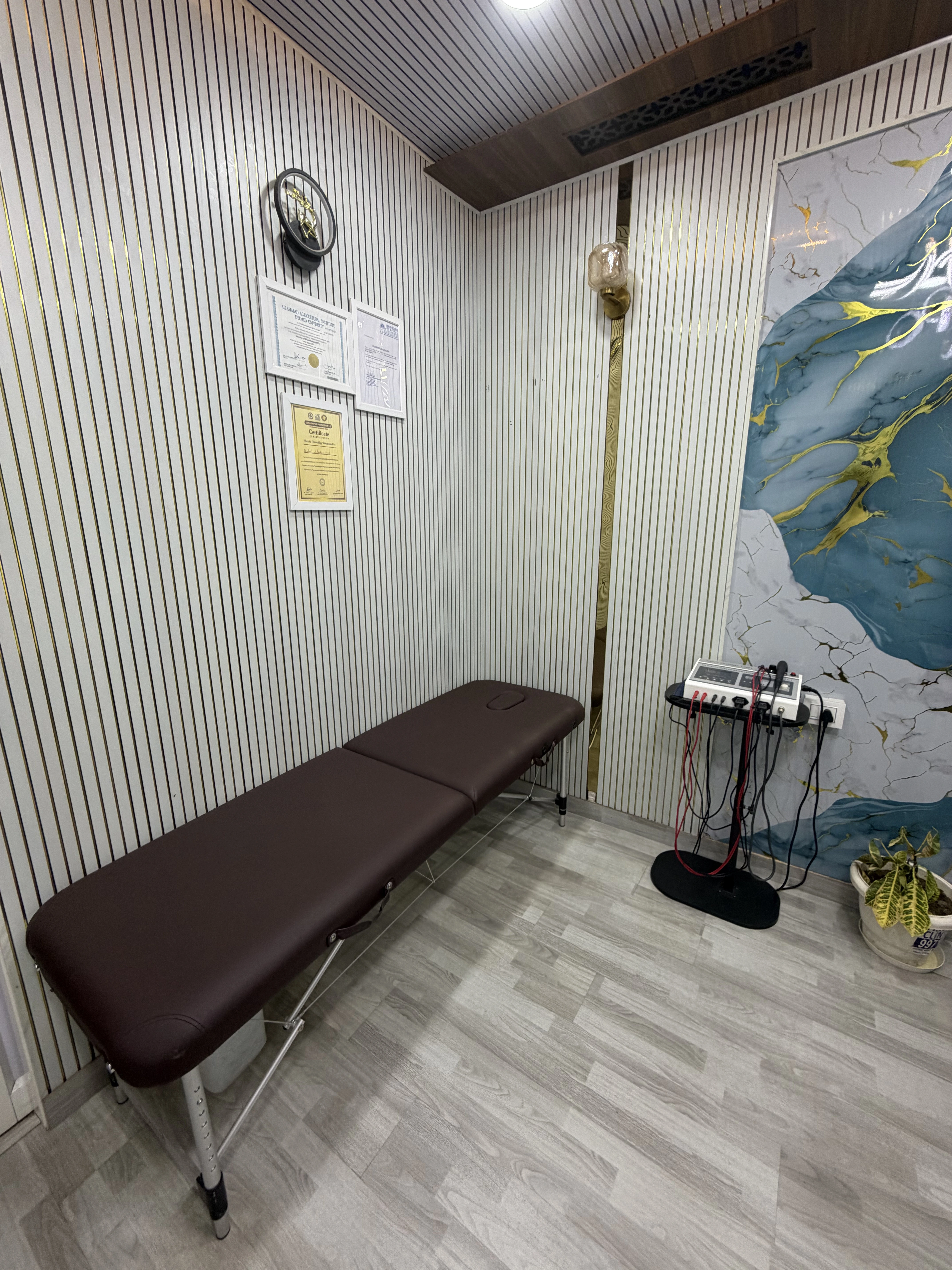 Patient receiving back pain treatment in Noida Extension